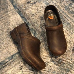 Dansko Pro XP Clog - Brown Oiled Leather